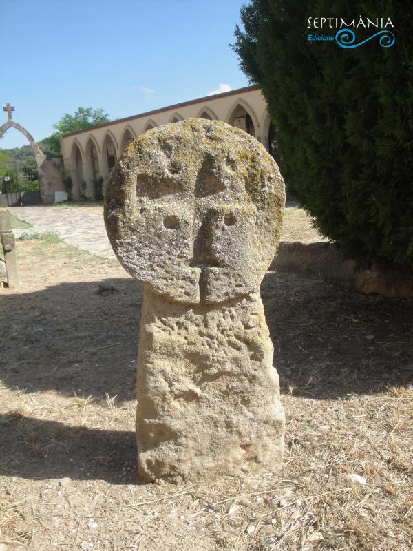 27.8.2021 Estela funerària discoïdal amb una creu i 4 punts en cada quarter.  Cementiri del Priorat de Santa Maria de Castellfollit de Riubregós. -  J. Bibià