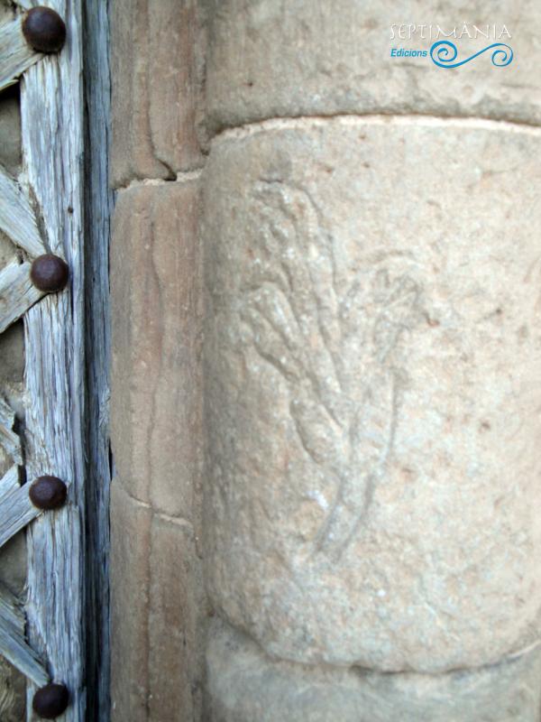 04.12.2021 Grafit de motiu floral en un dels fusts de la porta d'ingrés al temple. Segurament realitzat per algun fidel o pelegrí mentre pernoctaria en el seu portal Agramunt.  Agramunt. -  J. Bibià