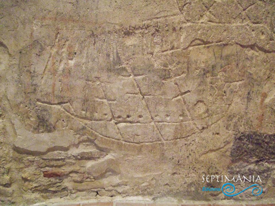 4.12.2021 Vista parcial d'un dels nombrosos grafits que es poden veure actualment a la Cúria. Grafits realitzats per presoners. En aquest cas, tot i que molt esquemàticament, podem apreciar un vaixell de tres pals, amb els que possiblement serien els canons.  Castelló d'Empúries. -  J. Bibià