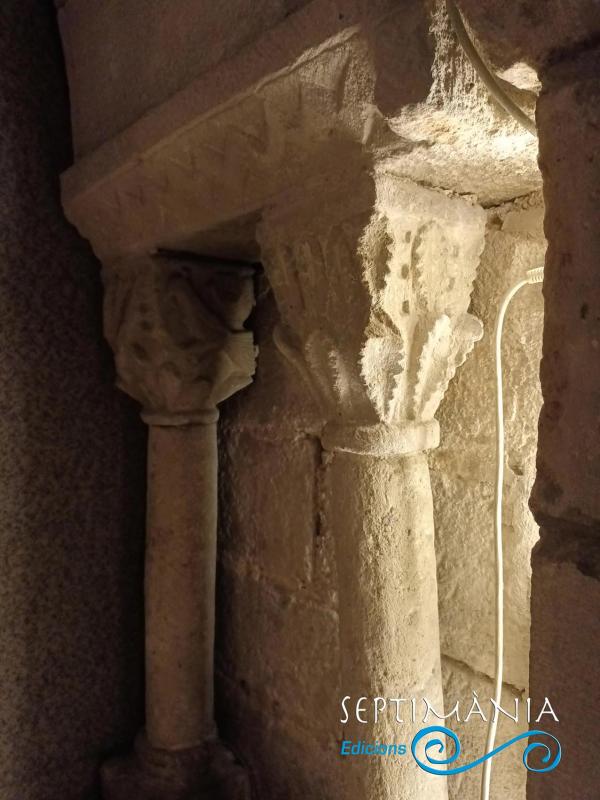 5.9.2023 Sobre aquests capitells, la ziga-zaga de clar sabor oriental.  Sant Pere de les Puel·les. Barcelona -  J. Bibià