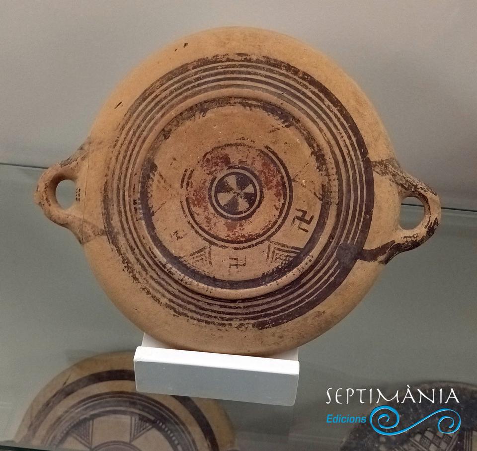 21.12.2023 Esvàstica en la decoració d'un plat xipriota del s. 950-970 aC. Època geomètrica.  Museu de Montserrat. -  J. Bibià