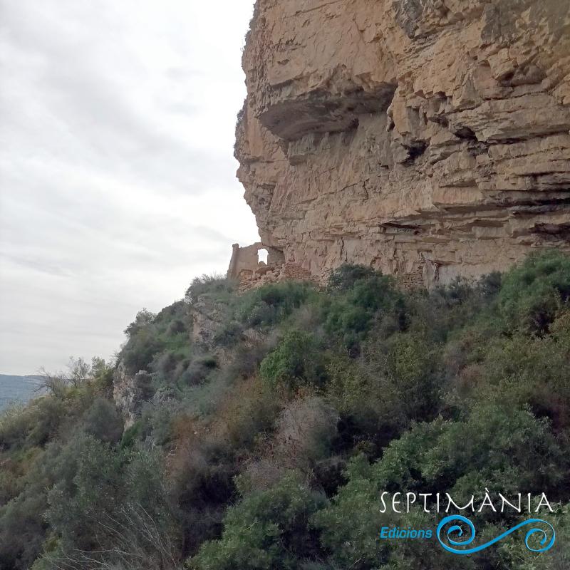 10.4.2024 Arribant a la balma. El primer que es veu és el castell d'Oroners.  -  J. Bibià