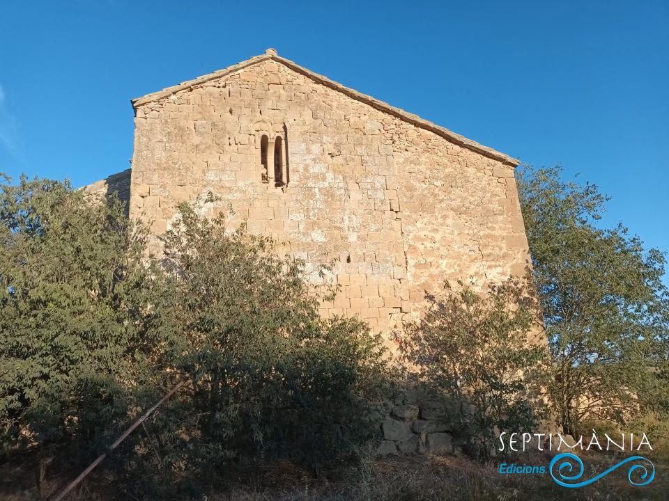 24.5.2024 Sant Serni de Llanera. Part posterior de l'edifici amb la finestra geminada de l'època romànica.  Torà -  J. Bibià