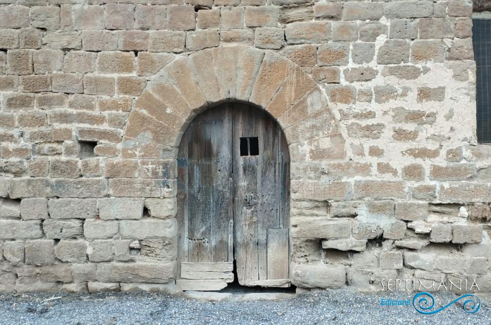14.11.2024 Porta adovellada a la façana d'ingrès del Molí dels Cups, presentant marques de creus i algun rellotge de sol.  Olius (Solsonès). -  J. Bibià
