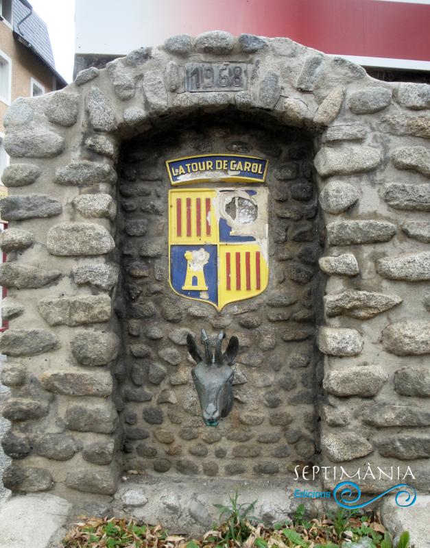 24.12.2024 L'escut de la vila en una font propera a l'església.  Tor de Querol. -  J. Bibià