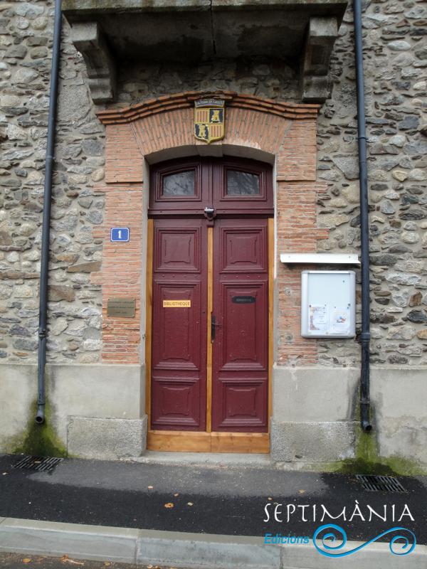 24.12.2024 L'escut de la vila a la porta de la biblioteca.  Tor de Querol. -  J. Bibià