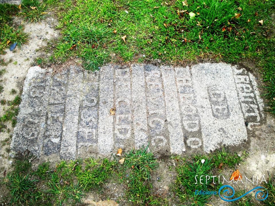 24.12.2024 Lloses sepulcrals del cementiri de l'església.  Tor de Querol. -  J. Bibià