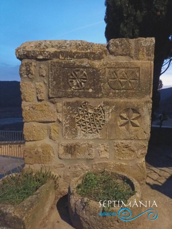 3.2.2025 Diferents flors de la vida reagrupades en una mena de monument al costat de l'església.  La Clua. -  J. Bibià