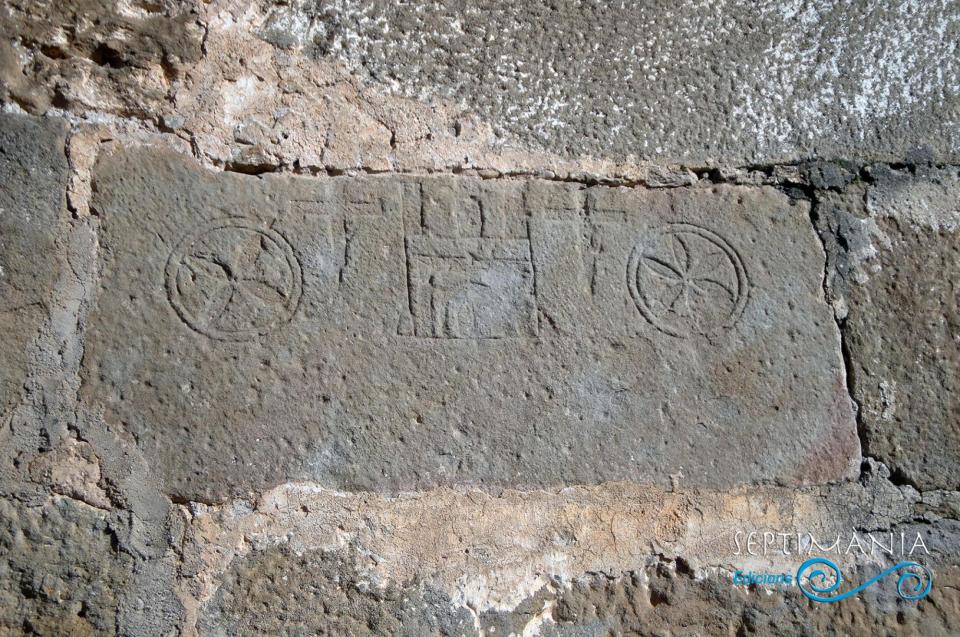 3.2.2025 Flors de la vida de 4 i 6 fulles acompanyades de dues creus llatines amb el que podria correspondre la representació de l'església o castell (ara desaparegut).  Olius. -  J. Bibià