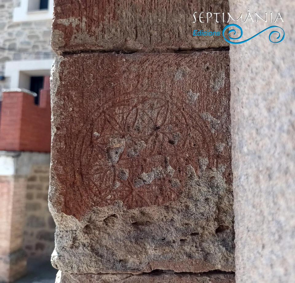 3.2.2025 Flor de la vida present a la part esquerra de la porta d'accés de l'església de Sant Salvador de Concabella.  Concabella. -  J. Bibià
