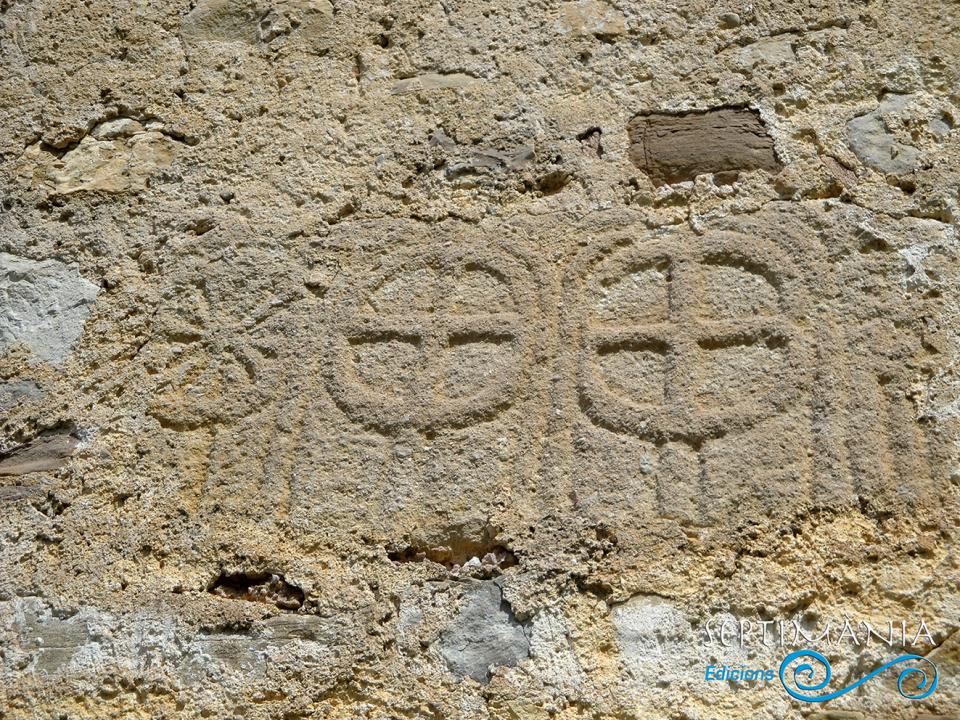 13.4.2025 Creu solar i creus gregues en el que segurament van ser part d'alguna llosa sepulcral.  Sant Iscle i Santa Victòria de Llinars. -  J. Bibià
