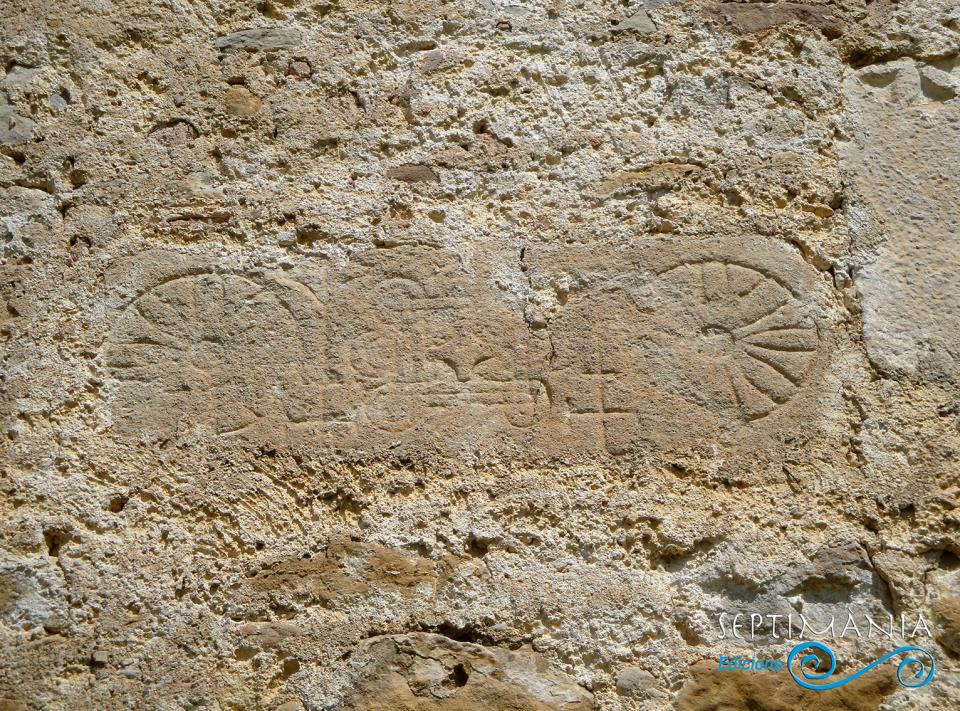 13.4.2025 Fragment decorat amb diferents motius geomètrics. Podria pertànyer a una llosa sepulcral o bé, el frontal d'un sarcòfag.  Sant Iscle i Santa Victòria de Llinars. -  J. Bibià