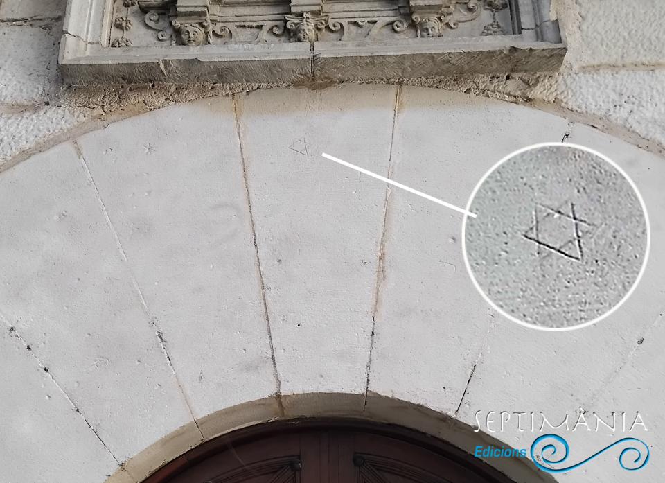 6.5.2025 Estrella de sis puntes en una dovella. Marca de picapedrer.  Edifici històric del IEI (Lleida) -  J. Bibià