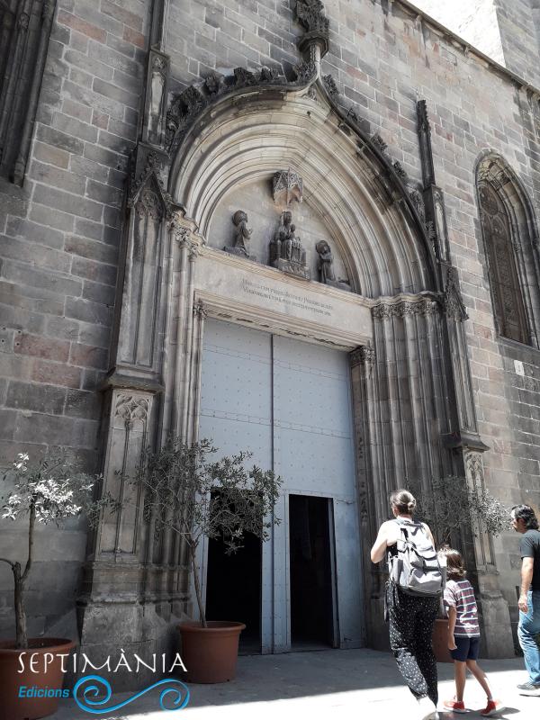 17.8.2025 Accés principal al temple de Sant Just. Amb la imatge de la Verge de Montserrat al timpà.  Plaça de Sant Just i Pastor. -  J. Bibià