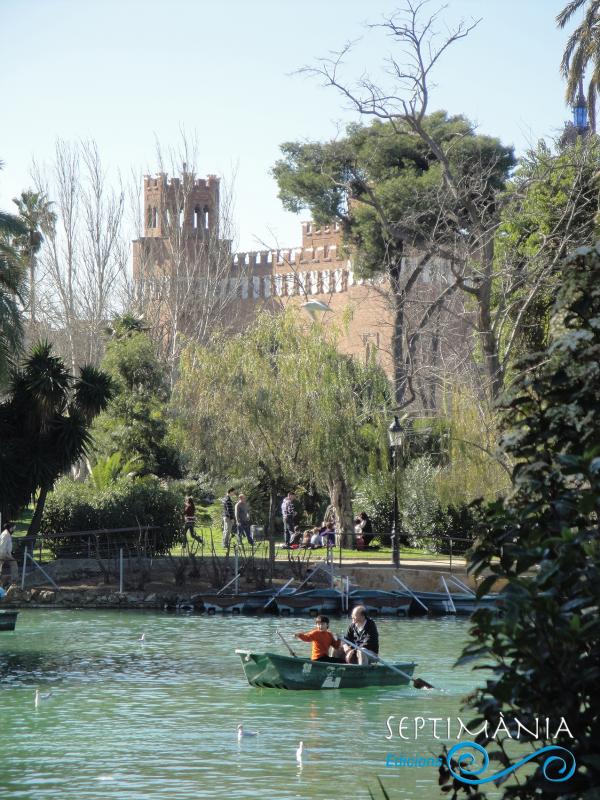 21.8.2025 Parc de la Ciutadella. Al fons el castell dels Tres Dragons.  -  J. Bibià