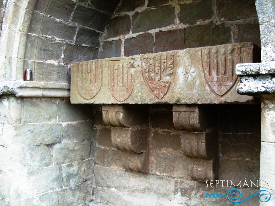 23.8.2025 Arcosoli amb el llinatge dels Ponts.  Ponts. Col·legiata de Sant Pere. -  J. Bibià