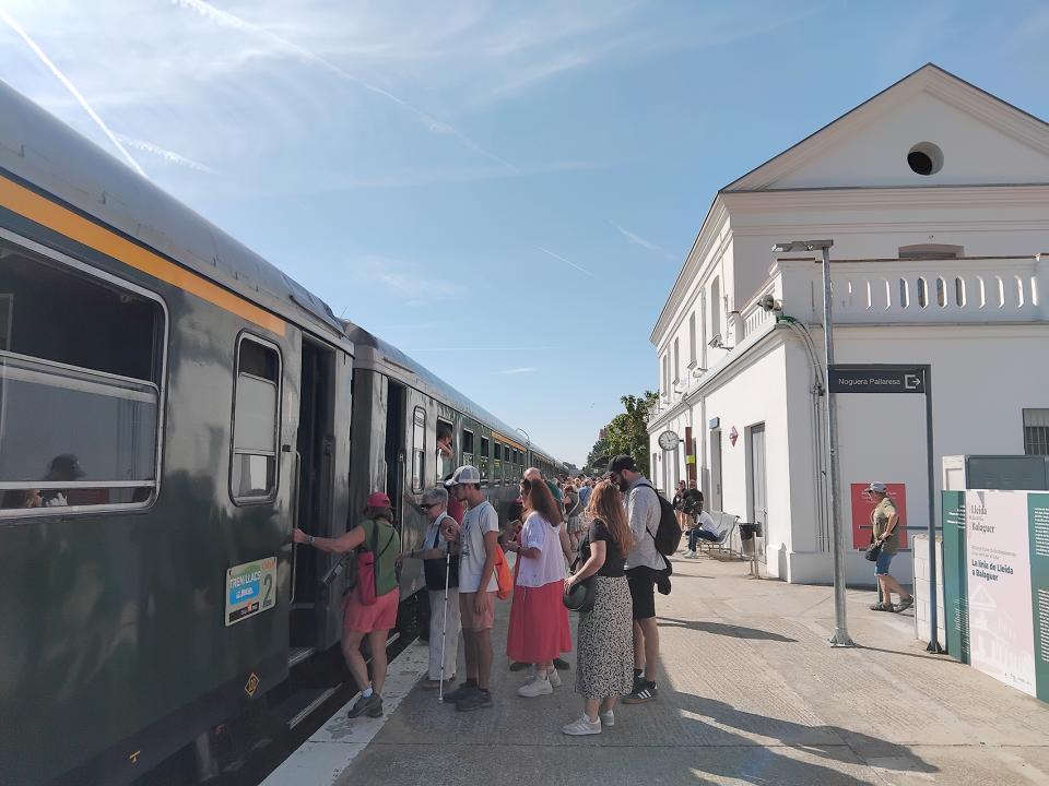 6.9.2025 Pujant al tren.   Estació de Balaguer. -  J. Bibià