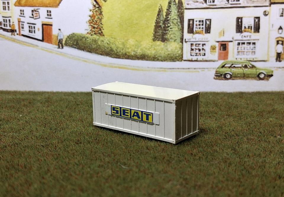 21.11.2025 Contenidor d'Iertren personalitzat amb el vell logo de Seat.  Ibertren -  J. Bibià