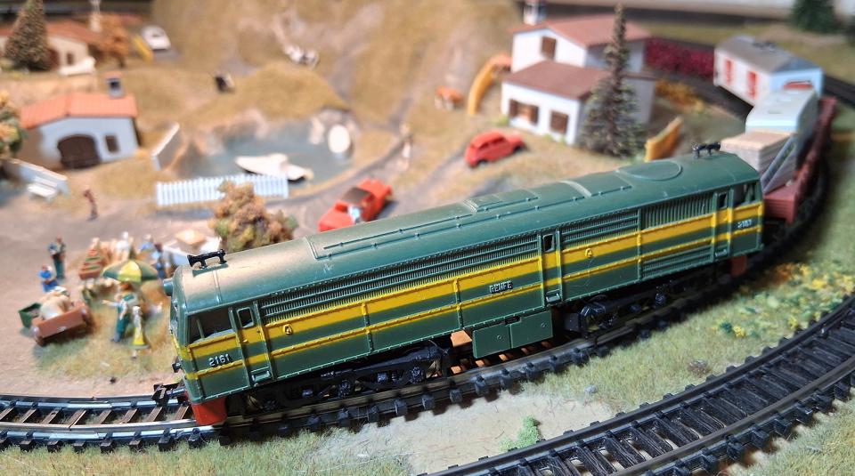 26.11.2025 Locomotora Alco 2100 d'Ibertren 3N i rodant sobre maqueta 802 d'Ibertren.  Aquesta locomotora funciona força bé a la maqueta 802. -  J. Bibià