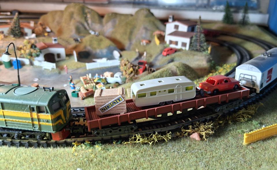 26.11.2025 Locomotora Alco 2100 d'Ibertren 3N i rodant sobre maqueta 802 d'Ibertren.  -  J. Bibià