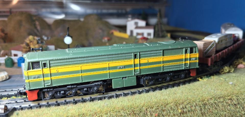 26.11.2025 Locomotora Alco 2100 d'Ibertren 3N i rodant sobre maqueta 802 d'Ibertren.  -  J. Bibià