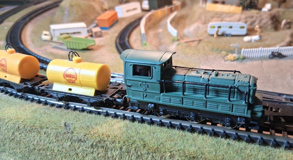 27.11.2025 Composició cisternes i tractor de la SNCF. Ibertren  -  J. Bibià