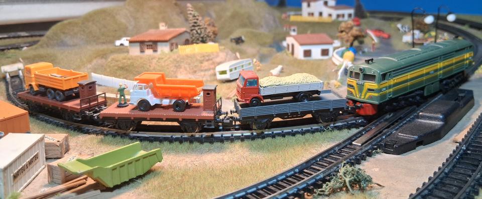 27.11.2025 L'Alco 2100 tirant d'un convoi d'obres.  -  J. Bibià