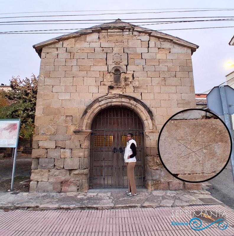 6.12.2025 Estrella de cinc puntes visible a la façana de la capella del Sant Nom de Jesús (segle XVI).  Oliana. -  J. Bibià