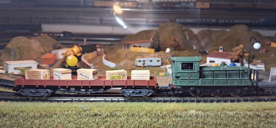 9.12.2025 Vagó de càrrega de quatre eixos i tractor de la SNCF.  -  J. Bibià