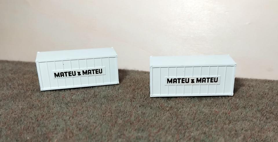 23.1.2026 Contenidors d'Ibertren personalitzats amb el logo antic de Seat.  -  J. Bibià