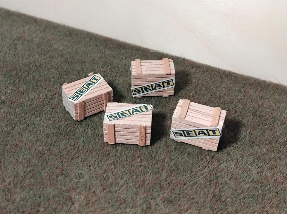 23.1.2026 Caixes d'Ibertren personalitzades amb el logo de Seat.  -  J. Bibià