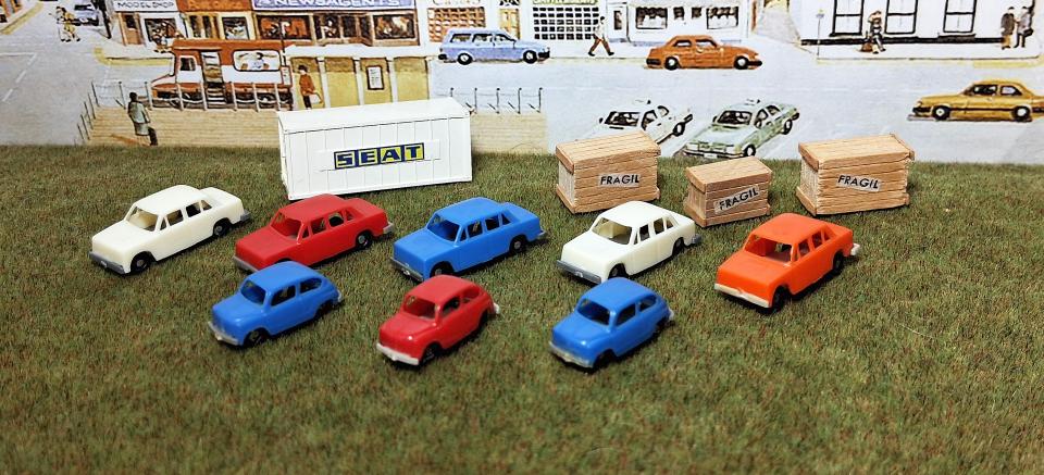 23.1.2026 Cotxes 600 i 1400 de la Seat, contenidor i caixes logotipades per donar més unitat al conjunt.  -  J. Bibià