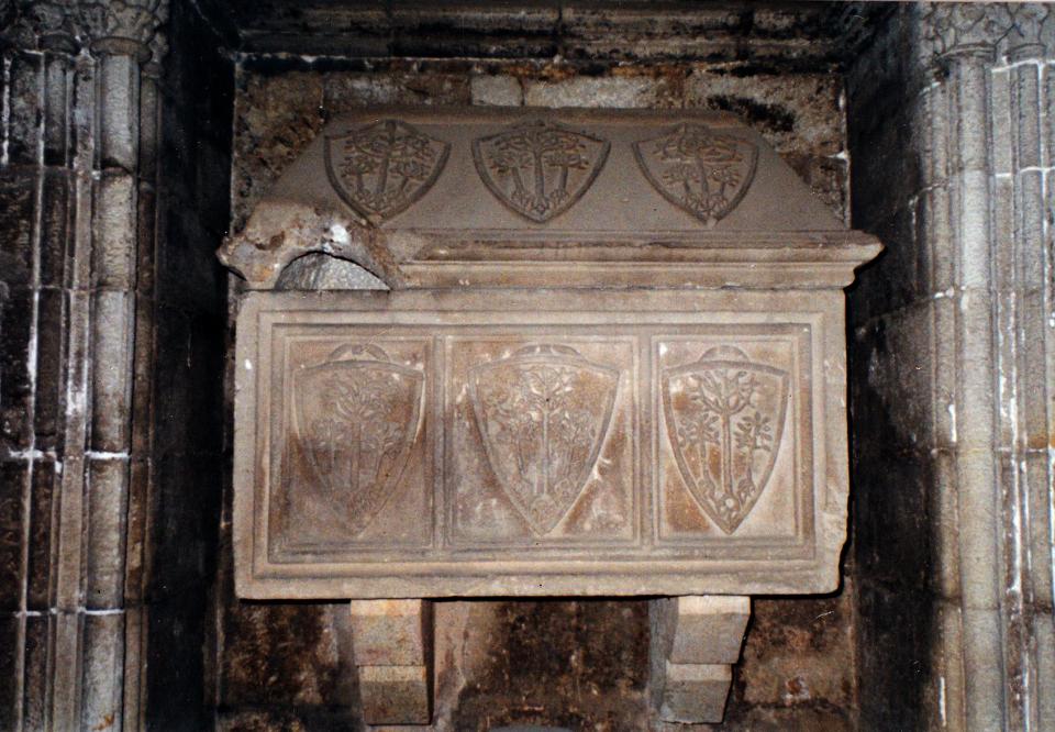 3.2.2026 Sarcòfag amb l'heràldica de la família Bell-lloc.  Sant Pau de Camp. -  J. Bibià