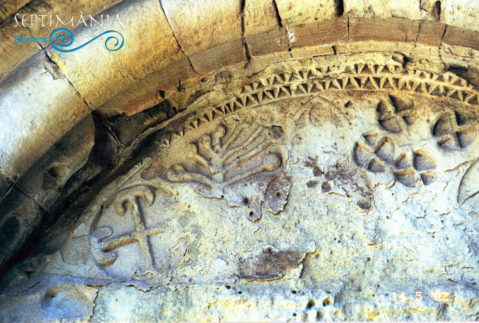 3.2.2026 Detall del timpà de Sant Miquel de Forès. Originàriament policromada. Foto de l’amy 2002.  Sant Miquel de Forès. -  J. Bibià