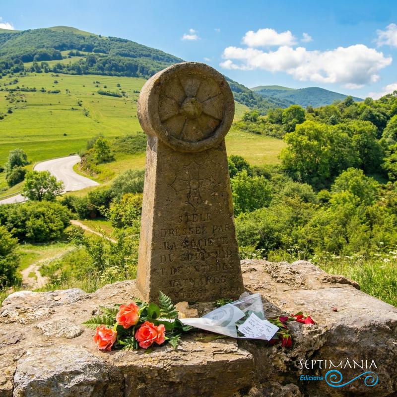 Encara hi deixen flors. Estela/monument al Prat dels Cremats, aixecada als anys seixanta per la Sociéte du Souvenir et des Études Cathares. Dedicat a: «als màrtirs del més pur amor cristià». 10.2.2026 Encara hi deixen flors. Estela/monument al Prat dels Cremats, aixecada als anys seixanta per la Sociéte du Souvenir et des Études Cathares. Dedicat a: «als màrtirs del més pur amor cristià». Montsegur - J. Bibià