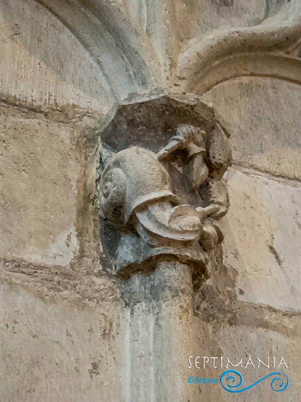 26.2.2026 Aquest caragol és un exemple de la marginalia gòtica, on els picapedrers de la Seu de Manresa jugaven amb figures quotidianes en llocs secundaris. Simbolitza la resurrecció pel fet de sortir de la seva closca, però també s'utilitzava com a sàtira de la covardia dels cavallers medievals. La seva presència demostra la llibertat creativa dels artesans, que barrejaven temes sagrats amb detalls curiosos i naturals. És una de les joies amagades que fan d'aquesta catedral un espai únic ple de simbolisme visual.  Seu de Manresa -  J. Bibià