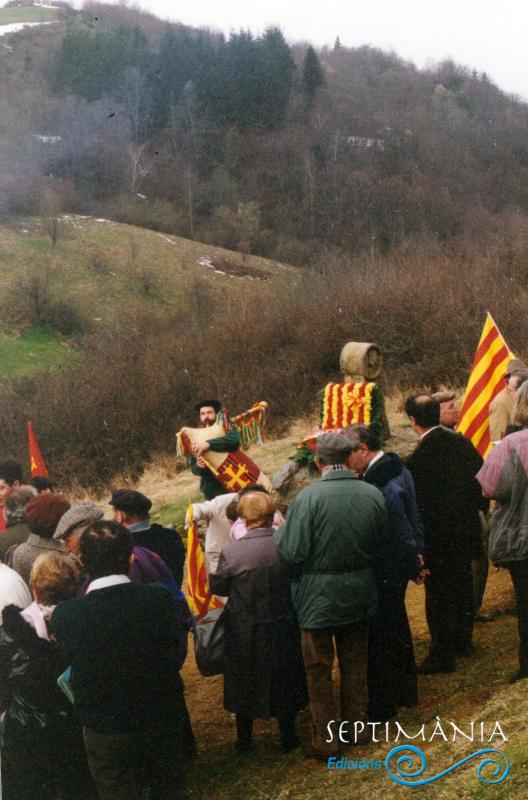 26.2.2026 EL CAOC. SEMPRE PRESENT A MONTSEGURMontsegur, 1992. Memòria viva del CAOC davant l'estelaen homenatge als bons homes. El so del sac de gemecs i les nostres banderes agermanades recordant els qui ja no hi són, però que mai oblidarem. Per la llibertat i la cultura occitanocatalana! (Any 1991).  Montsegur -  J. Bibià