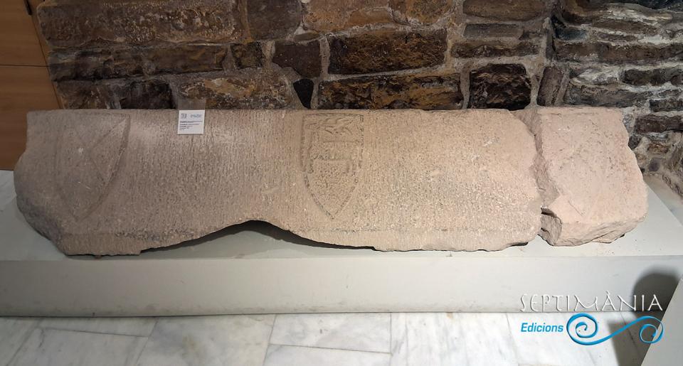 12.4.2026 Escut dels Josa i Boixadors en la tapa d'un sarcòfag. Procedent del monestir de Vallsanta. S. XIV.  Oficina de turisme / Museu de Guimerà -  J. Bibià