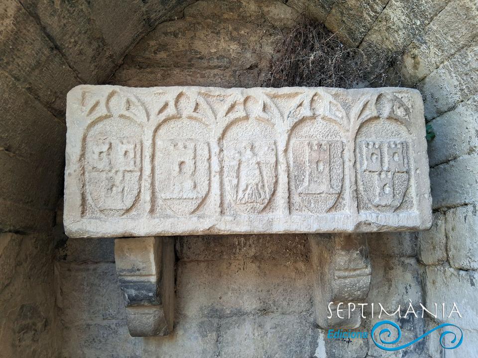 12.4.2026 Sarcòfag en un arcosoli amb diferents heràldiques.  Guimerà. -  J. Bibià