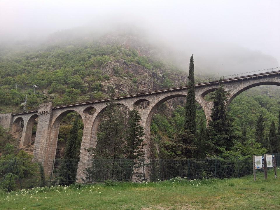 3.5.2026 Un dels ponts al llarg del recorregut del tren groc.  -  J. Bibià
