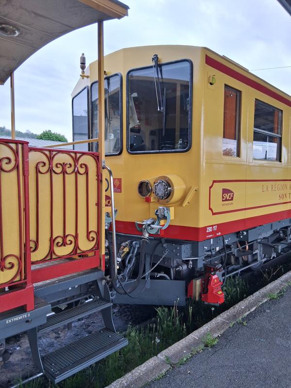 3.5.2026 El tren groc de la Cerdanya.  Estació de Querol. -  J. Bibià