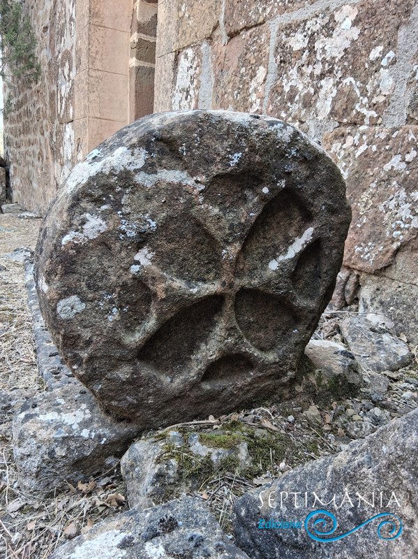 Estela funerària amb creu de cua d'oreneta. 28.7.2026 Estela funerària amb creu de cua d'oreneta. Cementiri de Sant Pere de Pujol, a Torrefeta i Florejacs. - jordi bibia
