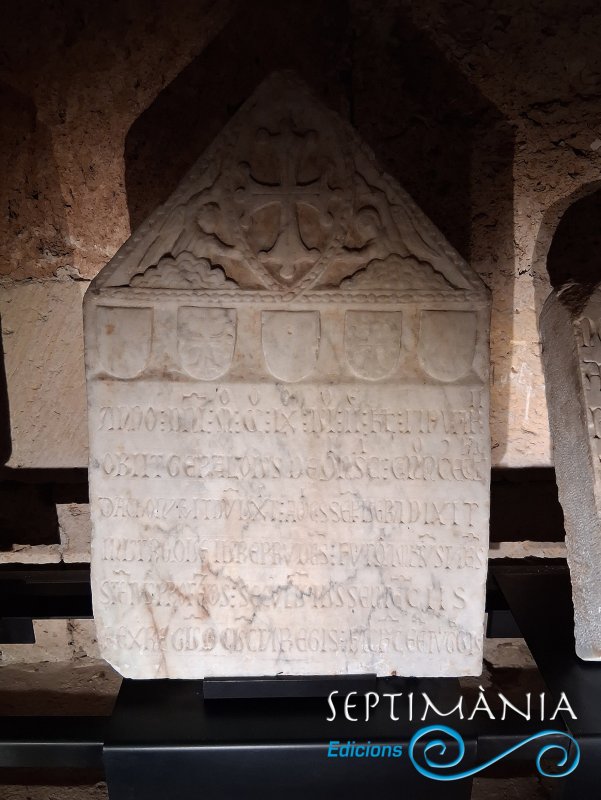 19.9.2026 Lauda amb creu d'OC. L'epigrafia reflecteix la memòria d'un personatge (Gerenton / Guerau) d’origen o llinatge noble de l'àrea occitana (Sant Quirze / Quinsac), el qual va tenir un paper rellevant en la gestió de tributs, drets o llibertats en el context de la repoblació o l'organització senyorial/eclesiàstica.  Catedral de Tarragona. -  jordi bibia
