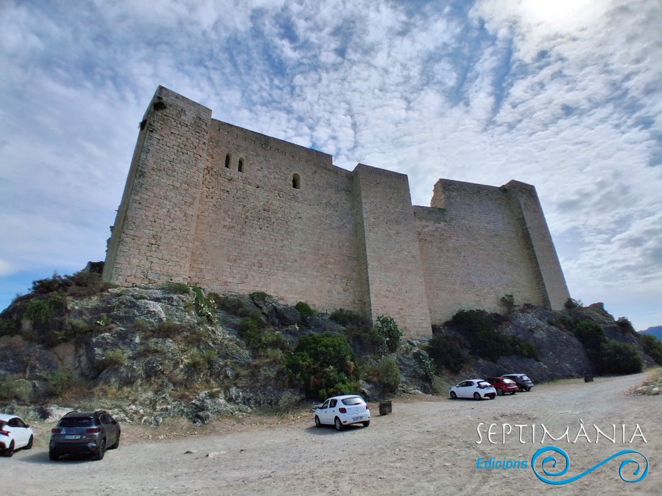 20.9.2026 Façana oest del castell i aparcament.  Castell de Miravet -  jordi bibia
