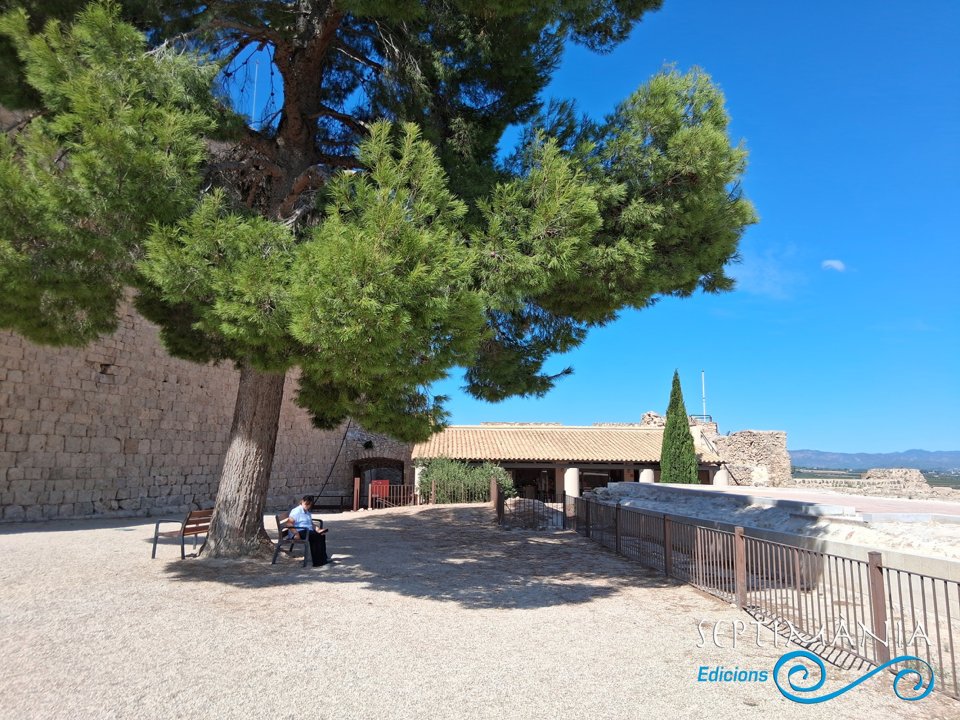 20.9.2026 Al fons, la recepció i atenció al públic. Pel que és el castell i la història la vaig trobar molt desangelada i poc engrescadora.  Castell de Miravet -  jordi bibia