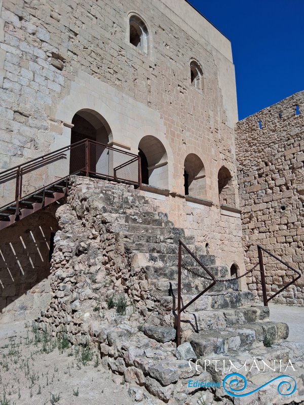 20.9.2026 Pati d'armes i accés a l'església.  Castell de Miravet -  jordi bibia