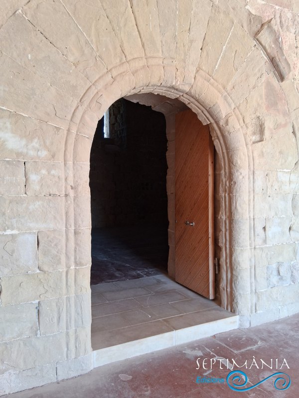 20.9.2026 Porta d'accés a l'església.  Castell de Miravet -  jordi bibia