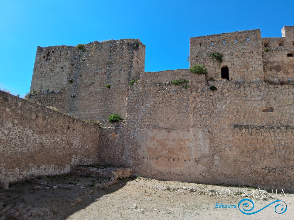 20.9.2026 Un aspecte del pati d'armes.  Castell de Miravet -  jordi bibia
