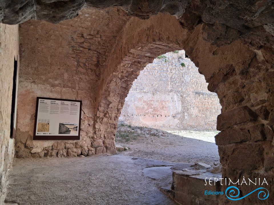 20.9.2026 Accés al pati d'armes.  Castell de Miravet -  jordi bibia