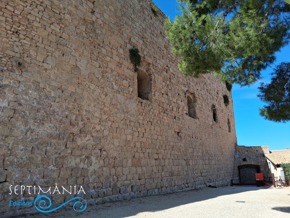 20.9.2026 Mur exterior del refectori.  Castell de Miravet -  jordi bibia